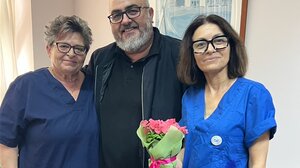 Ευχήθηκαν με λουλούδια στους νοσηλευτές