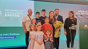 Συγκίνηση στη βράβευση δύο Κρητικών μαμάδων! (video)