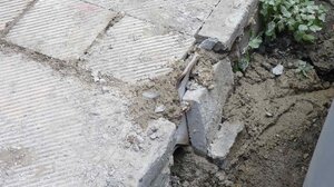 Έσκαψαν για τις οπτικές ίνες και δεν αποκατέστησαν τα πεζοδρόμια...