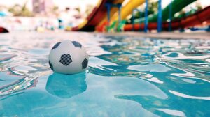 Ηράκλειο: Με το αρκουδάκι της αδικοχαμένης κορούλας του στα χέρια ο τραγικός πατέρας στη δίκη