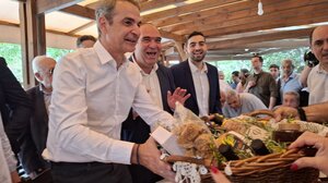 Στα Πεζά ο Κ. Μητσοτάκης - Τα δώρα και τα κεράσματα - Βίντεο