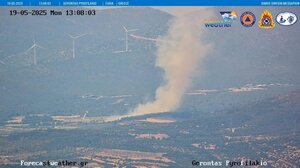 Πυρκαγιά στη Ριτσώνα: Στη μάχη με τις φλόγες και εναέρια μέσα - Ήχησε το 112