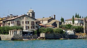 Απίστευτες εικόνες στην Ιταλία: 75.000 τουρίστες συνωστίζονται σε ένα χωριό 8.000 κατοίκων!