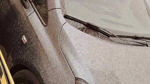 Απομάκρυνση κόκκινης σκόνης από τις αυλές και τα αυτοκίνητα