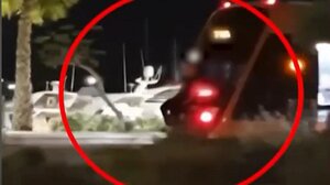 Κρεμάστηκε στο πίσω μέρος του τραμ για… βόλτα στον βωμό των likes