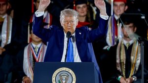 Ο πρόεδρος Τραμπ εξέδωσε διάταγμα για να σταματήσει το κράτος να επιδοτεί τα δημόσια μέσα ενημέρωσης PBS και NPR