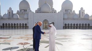 Στο Αμπού Ντάμπι ο Τραμπ: Τον υποδέχτηκαν με στρατιωτικές τιμές και παραδοσιακούς χορούς