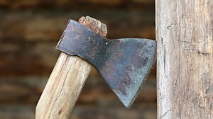 Συνελήφθη οδηγός που απείλησε με τσεκούρι άλλο οδηγό - Οι έρευνες έβγαλαν «λαβράκια»