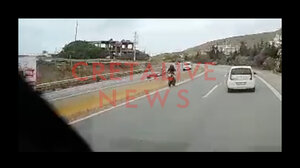 Σοκ στον ΒΟΑΚ: Έβλεπαν τη μοτοσικλέτα να κινείται ανάποδα στο ρεύμα - Δείτε βίντεο 