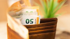 Πακέτο ΔΕΘ: Πόσο αυξάνονται οι μισθοί σε ιδιωτικό και δημόσιο τομέα - Αναλυτικοί πίνακες