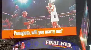 Άμπου Ντάμπι 2025: Πρόταση γάμου στο περιθώριο του ελληνικού τελικού - Δείτε βίντεο