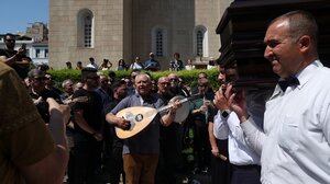 Ρίγη συγκίνησης στη Μητρόπολη για τον Πετρολούκα Χαλκιά - Συνοδεία κλαρίνων η έξοδος με το φέρετρο