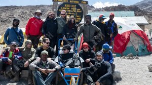 O «ήρωας» Πανάγος που κατέκτησε την κορυφή του Κιλιμάντζαρο κι ας είναι τετραπληγικός