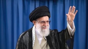 Αλί Χαμενεΐ: Οι ΗΠΑ πρέπει να ξέρουν ότι το Ιράν δεν θα παραδοθεί