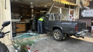 Αγρίνιο: Αγροτικό καρφώθηκε σε φούρνο