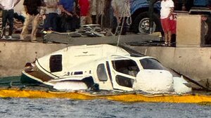 Ολοκληρώθηκε η ανέλκυση του ελικοπτέρου που έπεσε στη Μαρίνα Βουλιαγμένης 