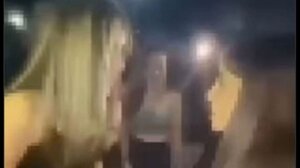 Ανήλικη χτυπά συνομήλική της και την αναγκάζει να γονατίσει - Βίντεο ντοκουμέντο