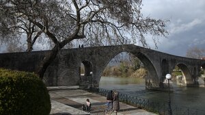 Αρτα: Τρία ανήλικα παιδιά ανασύρθηκαν χωρίς τις αισθήσεις τους από τον Άραχθο ποταμό