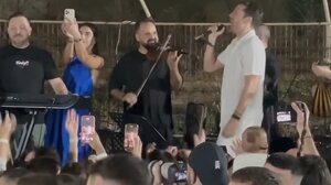 Κωνσταντίνος Αργυρός: Πήγε σε πανηγύρι στην Τήνο και ξεσήκωσε το κοινό τραγουδώντας νησιώτικα - video