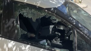 Έσπασαν το τζάμι του αυτοκινήτου για να κλέψουν το τσαντάκι... μέρα μεσημέρι