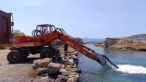 Εργασίες διάνοιξης θαλάσσιου διαύλου στη θέση κανάλι Πόρου Ελούντας