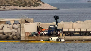 Έρευνα για τα αίτια της πτώσης του ελικοπτέρου στη Βουλιαγμένη - Έγκυος η μία από τις γυναίκες που έπεσε στη θάλασσα και σώθηκε