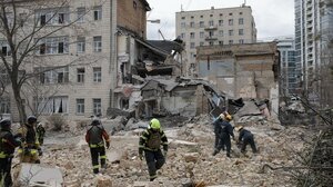 Αμερικανός νεκρός, 16 τραυματίες σε επιδρομή της Ρωσίας στο Κίεβο