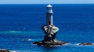 Η Άνδρος στα 24 μέρη με τους πιο εντυπωσιακούς φάρους του πλανήτη