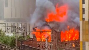 Κάηκε ολοσχερός ιστορικό κτίριο στην καρδιά του Μάντσεστερ