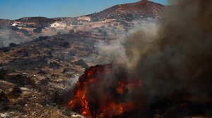 Εκτός ελέγχου η πυρκαγιά στην Παλαιά Φώκαια - "Δίνουμε μάχη να μην πάει στον εθνικό δρυμό"