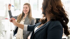 Τρεις συμπεριφορές που αποκαλύπτουν ότι οι άλλοι σας ζηλεύουν και σας φθονούν