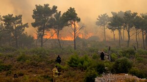 Χίος: Μάχες με τις φλόγες για τρίτη ημέρα	