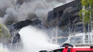 Τραγωδία στην Ινδία: Τα σενάρια για τη συντριβή του αεροσκάφους