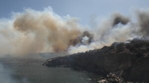 Φωτιά κοντά σε οικισμό στον Μαραθώνα- Σηκώθηκαν ελικόπτερα - 112 για απομάκρυνση κατοίκων