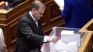 Με 154 ψήφους πέρασε η πρόταση της ΝΔ για προανακριτική Καραμανλή: Παραπέμπεται για παράβαση καθήκοντος