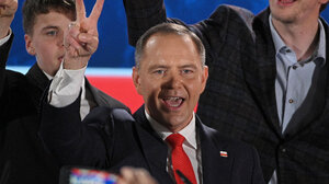 Ερασιτέχνης πυγμάχος και ποδοσφαιριστής, ο ευρωσκεπτικιστής Κάρολ Ναβρότσκι που εξελέγη πρόεδρος της Πολωνίας