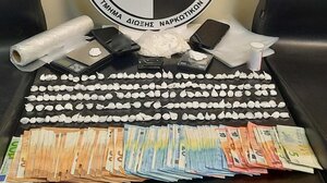 Ηράκλειο: Δεκάδες φιξάκια κοκαΐνης και χιλιάδες ευρώ στην κατοχή 24χρονου