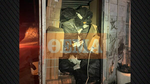 Ασπρόπυργος: Στα δίχτυα της ΟΠΚΕ άνδρας που είχε κοντέινερ στην αυλή του σπιτιού του με... 17.000 ζευγάρια γυαλιά