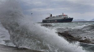 Σε ισχύ το απαγορευτικό απόπλου σε Αττική - Τροποποιήσεις και ακυρώσεις δρομολογίων λόγω ισχυρών ανέμων