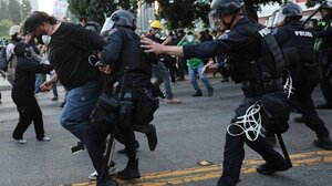 Πάνω από 100 συλλήψεις στις διαδηλώσεις στο Λος Άντζελες