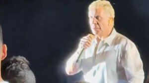 Οργισμένος ο Γιώργος Μαζωνάκης, διέκοψε συναυλία έπειτα από επεισόδιο μεταξύ των θεατών- ΒΙΝΤΕΟ 