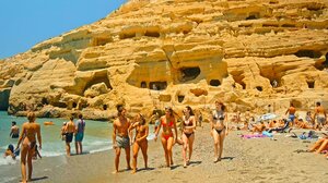 Camping στο Matala Beach Festival: Ο Απόλυτος Οδηγός Επιβίωσης για Ρομαντικούς, Χίπηδες και Απροετοίμαστους