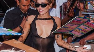 Μάιλι Σάιρους: Υπέργαψε αυτόγραφα σχεδόν γυμνή στη Νέα Υόρκη - Δείτε φωτογραφίες