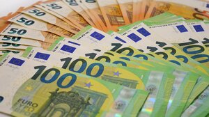 Βρήκε τυχαία στο μπουφάν του ένα ξεχασμένο δελτίο που κέρδιζε 15,3 εκατ. ευρώ!