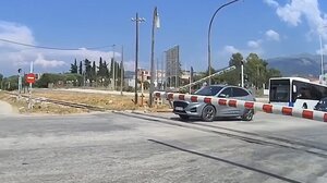 Πάτρα: Πέρασε κάτω από τις μπάρες του τρένου, τον εγκλώβισαν και… πάτησε γκάζι και έφυγε - Δείτε βίντεο