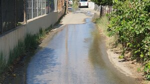 Το νερό τρέχει στο δρόμο για περισσότερο από μια εβδομάδα