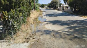 Τρέχει το νερό και... χάνεται στο δρόμο!