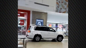 Συναγερμός στη Μελβούρνη - Αυτοκίνητο εισέβαλε σε πολυσύχναστο εμπορικό κέντρο, δείτε βίντεο