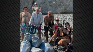 Ο Παπανδρέου πήγε σε παραλία της Αίγινας και μάζεψε σκουπίδια