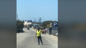 Αστυνομικοί ντύθηκαν… τουρίστες συλλαμβάνοντας τους “κράχτες” παρκαδόρους! - BINTEO